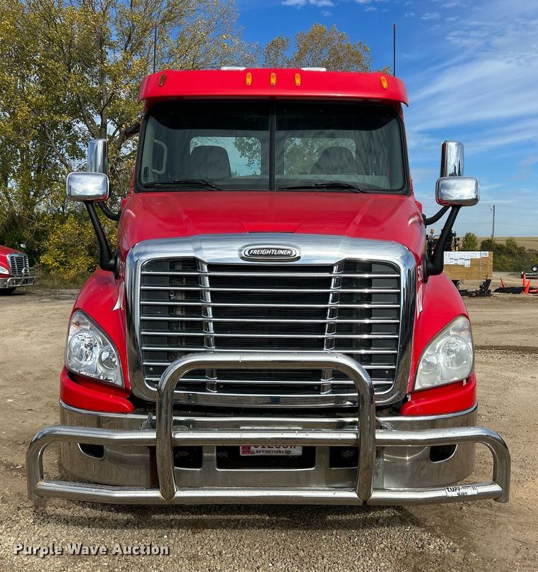image for item DQ0998 2011 Freightliner Cascadia  semi truck