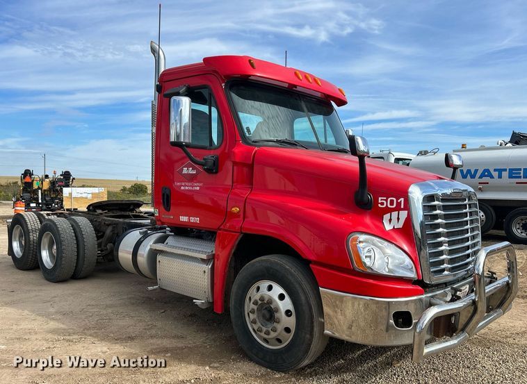 image for item DQ0998 2011 Freightliner Cascadia  semi truck