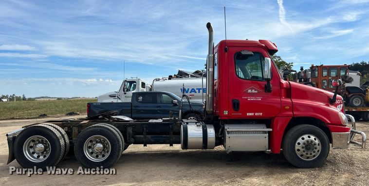 image for item DQ0998 2011 Freightliner Cascadia  semi truck