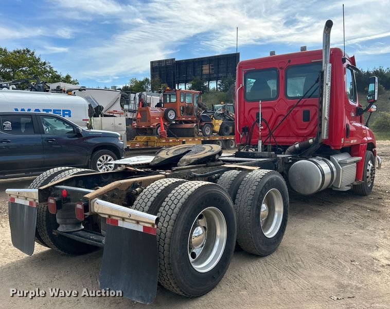 image for item DQ0998 2011 Freightliner Cascadia  semi truck
