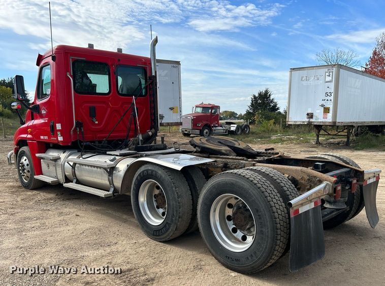 image for item DQ0998 2011 Freightliner Cascadia  semi truck
