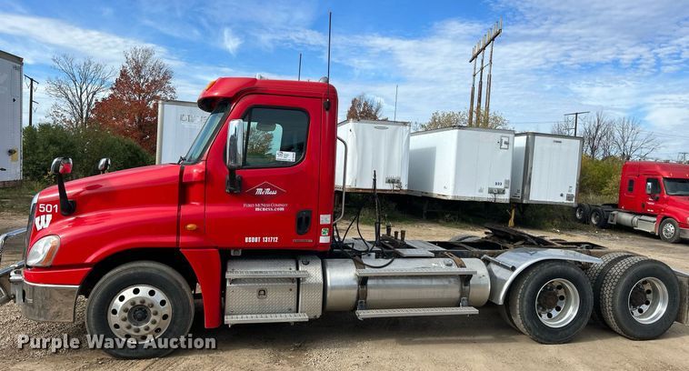 image for item DQ0998 2011 Freightliner Cascadia  semi truck