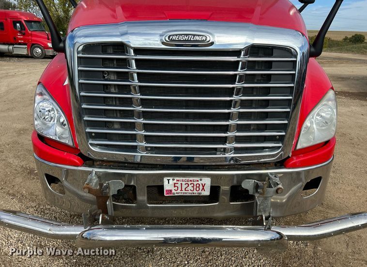 image for item DQ0998 2011 Freightliner Cascadia  semi truck
