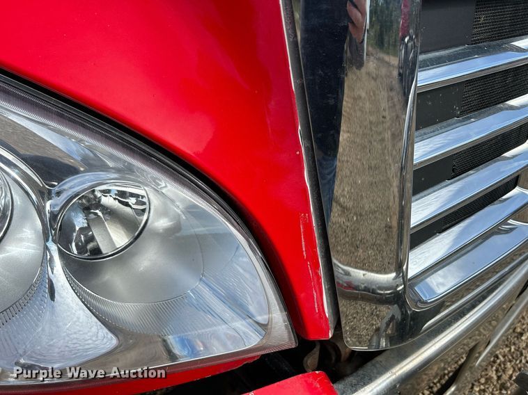 image for item DQ0998 2011 Freightliner Cascadia  semi truck