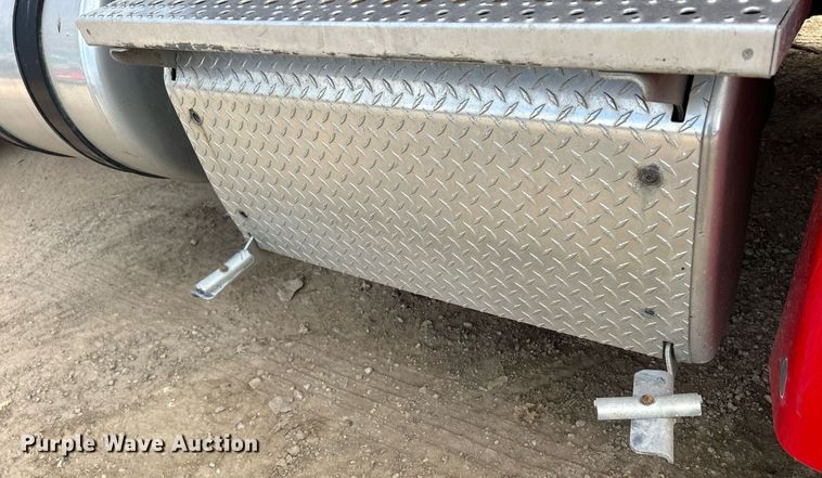 image for item DQ0998 2011 Freightliner Cascadia  semi truck