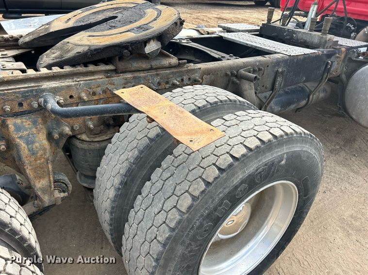 image for item DQ0998 2011 Freightliner Cascadia  semi truck