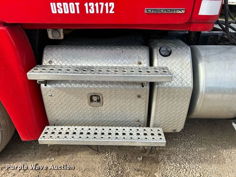 image for item DQ0998 2011 Freightliner Cascadia  semi truck