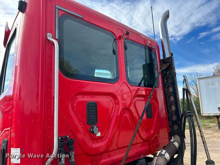 image for item DQ0998 2011 Freightliner Cascadia  semi truck