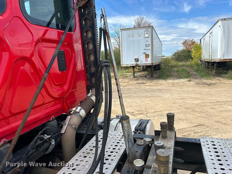 image for item DQ0998 2011 Freightliner Cascadia  semi truck