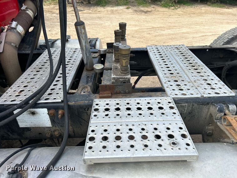 image for item DQ0998 2011 Freightliner Cascadia  semi truck