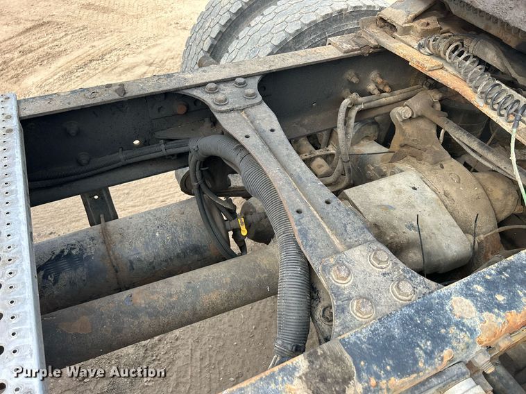 image for item DQ0998 2011 Freightliner Cascadia  semi truck