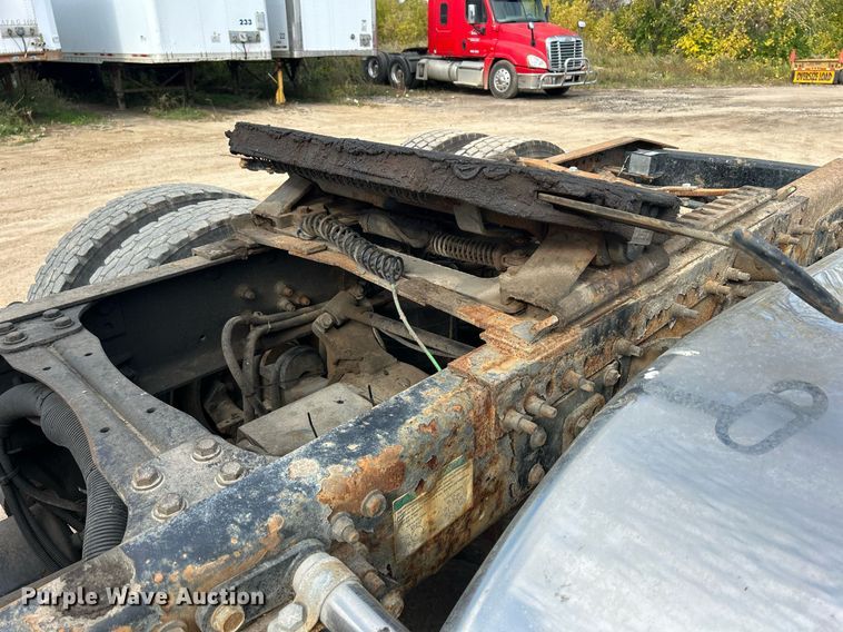 image for item DQ0998 2011 Freightliner Cascadia  semi truck