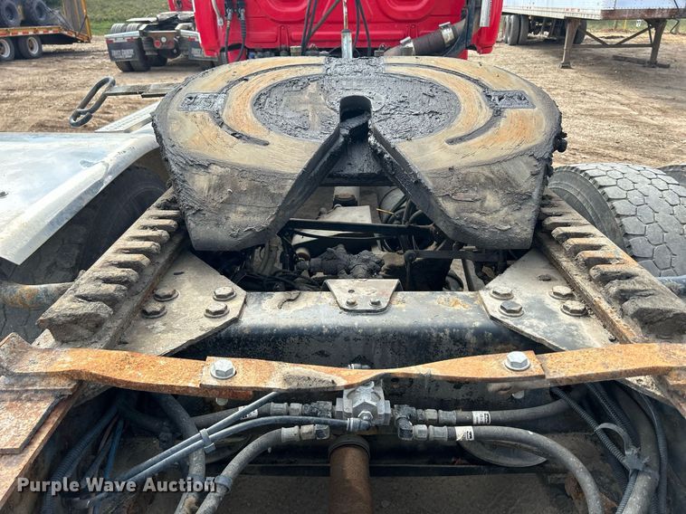 image for item DQ0998 2011 Freightliner Cascadia  semi truck