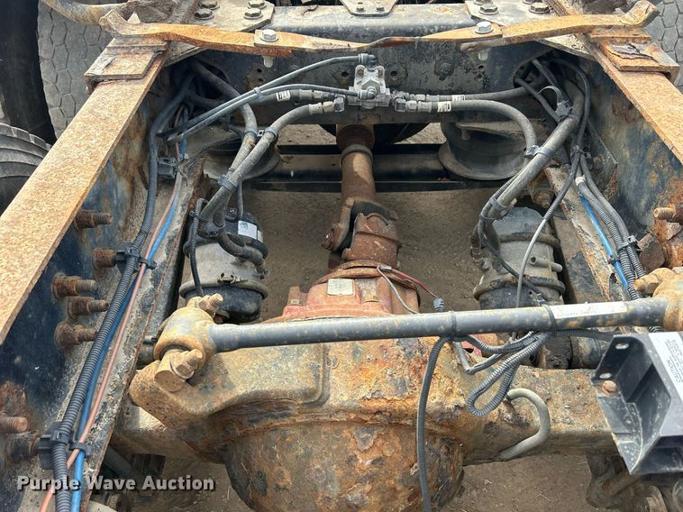 image for item DQ0998 2011 Freightliner Cascadia  semi truck