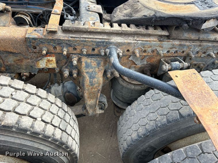 image for item DQ0998 2011 Freightliner Cascadia  semi truck