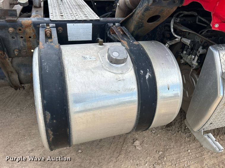 image for item DQ0998 2011 Freightliner Cascadia  semi truck