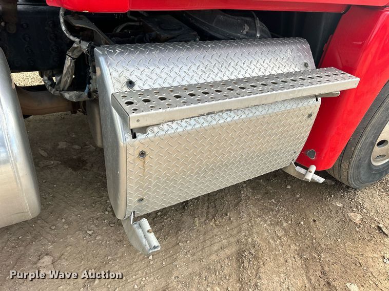 image for item DQ0998 2011 Freightliner Cascadia  semi truck