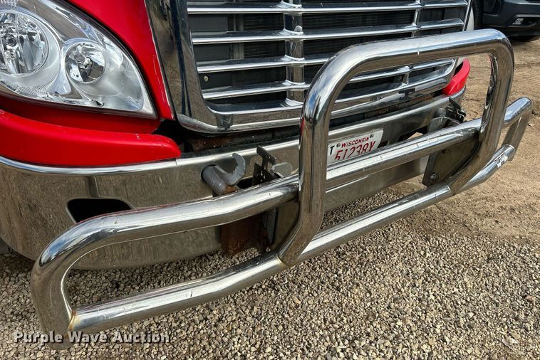 image for item DQ0998 2011 Freightliner Cascadia  semi truck