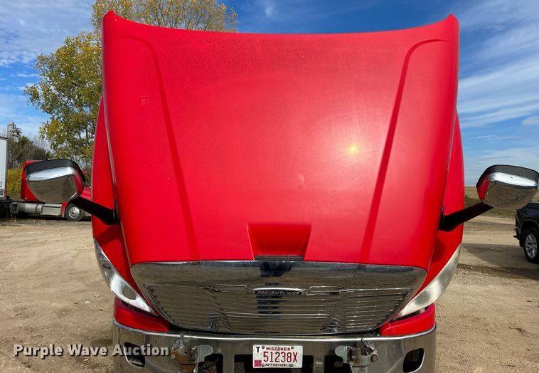 image for item DQ0998 2011 Freightliner Cascadia  semi truck