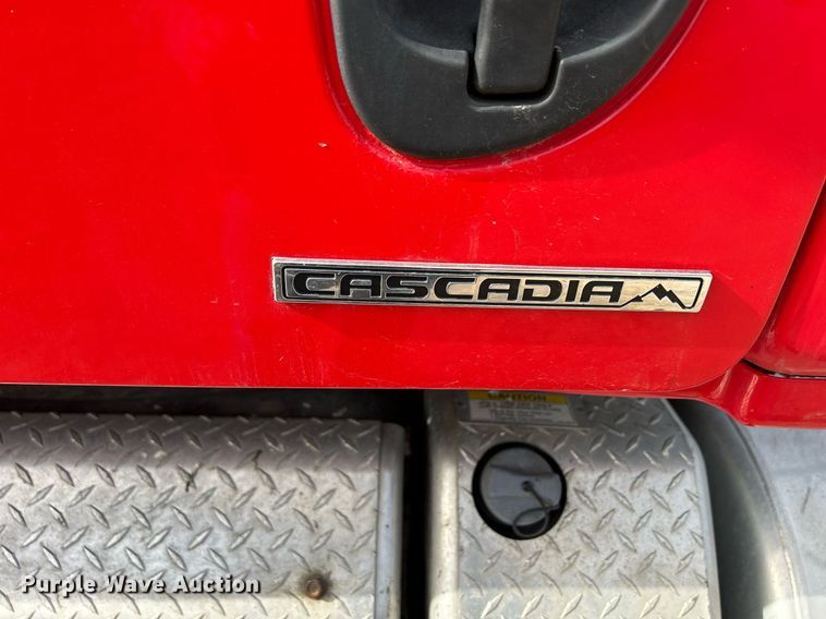 image for item DQ0998 2011 Freightliner Cascadia  semi truck