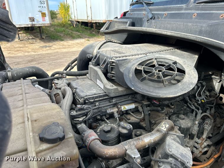 image for item DQ0998 2011 Freightliner Cascadia  semi truck