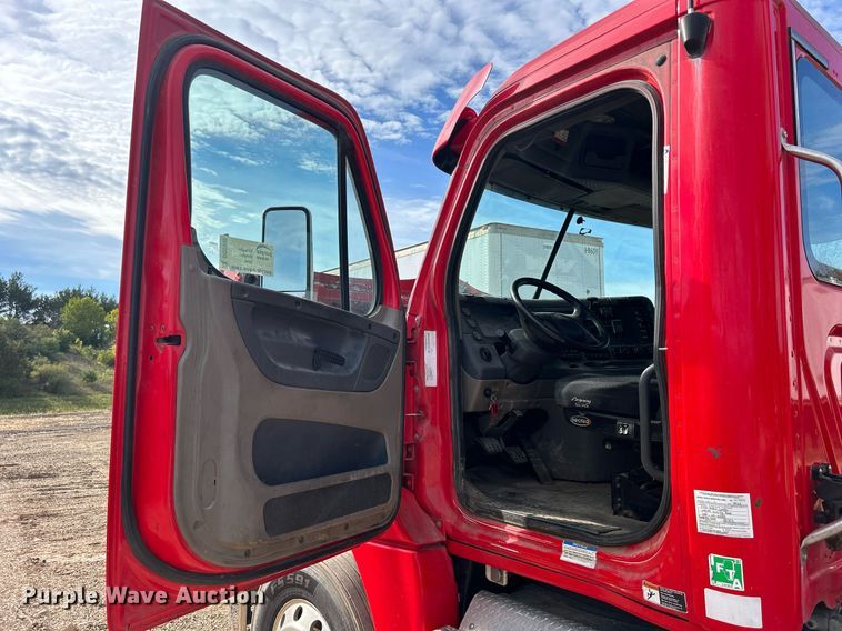 image for item DQ0998 2011 Freightliner Cascadia  semi truck