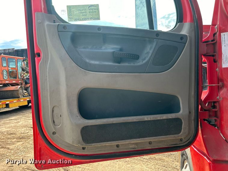 image for item DQ0998 2011 Freightliner Cascadia  semi truck