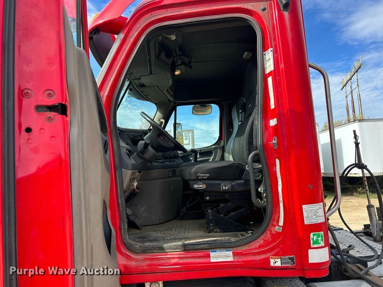 image for item DQ0998 2011 Freightliner Cascadia  semi truck