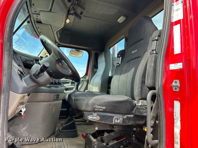 image for item DQ0998 2011 Freightliner Cascadia  semi truck