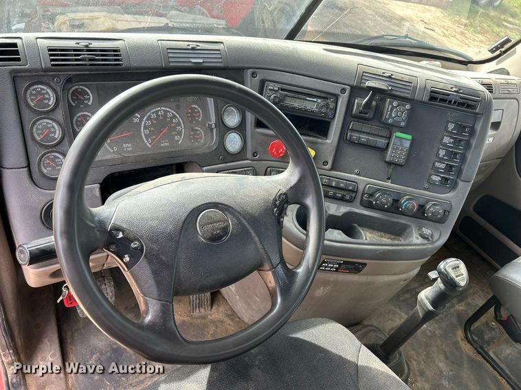 image for item DQ0998 2011 Freightliner Cascadia  semi truck