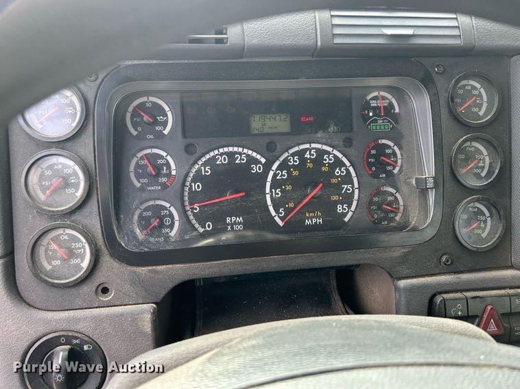 image for item DQ0998 2011 Freightliner Cascadia  semi truck