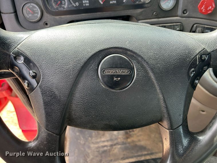 image for item DQ0998 2011 Freightliner Cascadia  semi truck