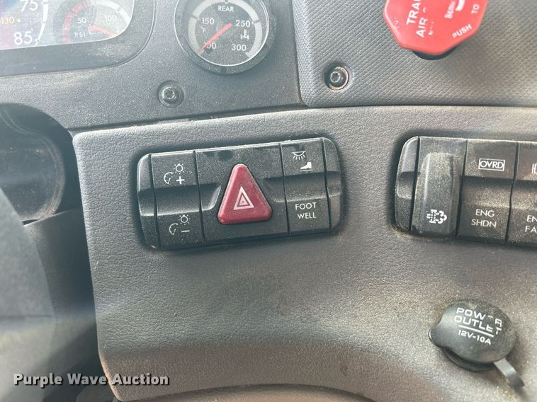 image for item DQ0998 2011 Freightliner Cascadia  semi truck