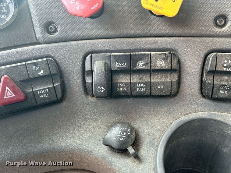 image for item DQ0998 2011 Freightliner Cascadia  semi truck