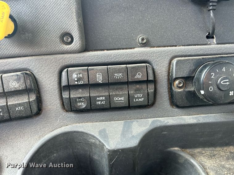 image for item DQ0998 2011 Freightliner Cascadia  semi truck