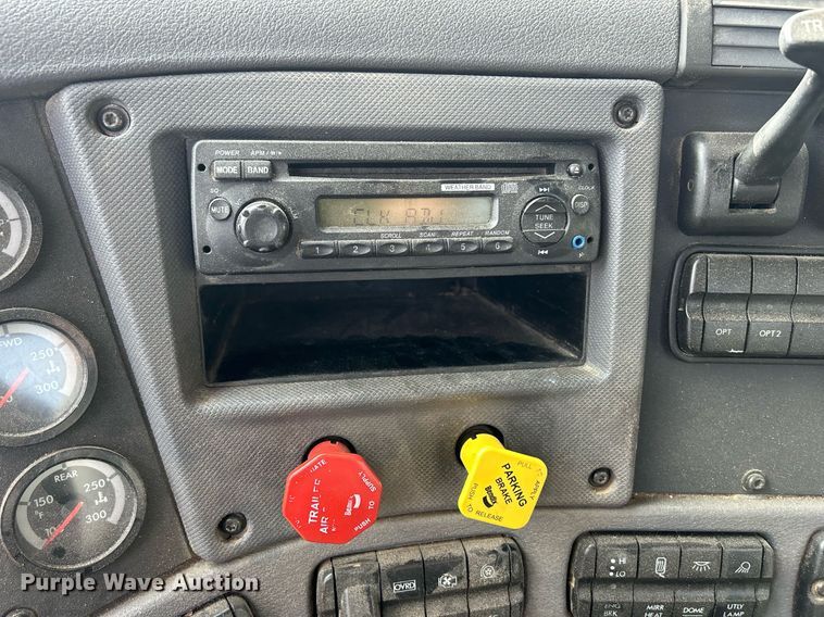 image for item DQ0998 2011 Freightliner Cascadia  semi truck