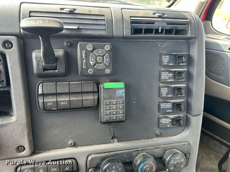 image for item DQ0998 2011 Freightliner Cascadia  semi truck