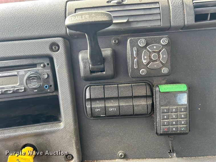 image for item DQ0998 2011 Freightliner Cascadia  semi truck