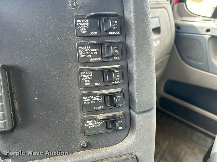 image for item DQ0998 2011 Freightliner Cascadia  semi truck