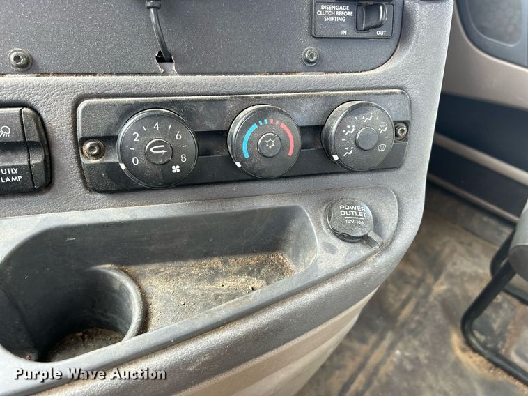 image for item DQ0998 2011 Freightliner Cascadia  semi truck