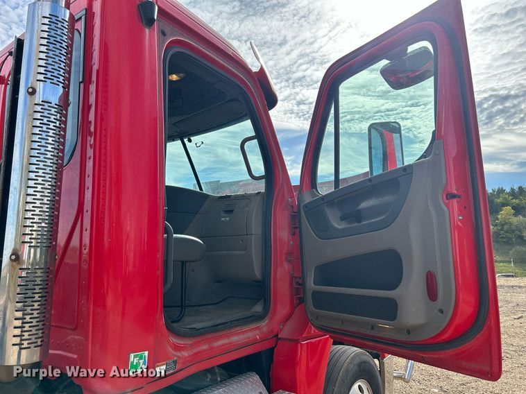 image for item DQ0998 2011 Freightliner Cascadia  semi truck