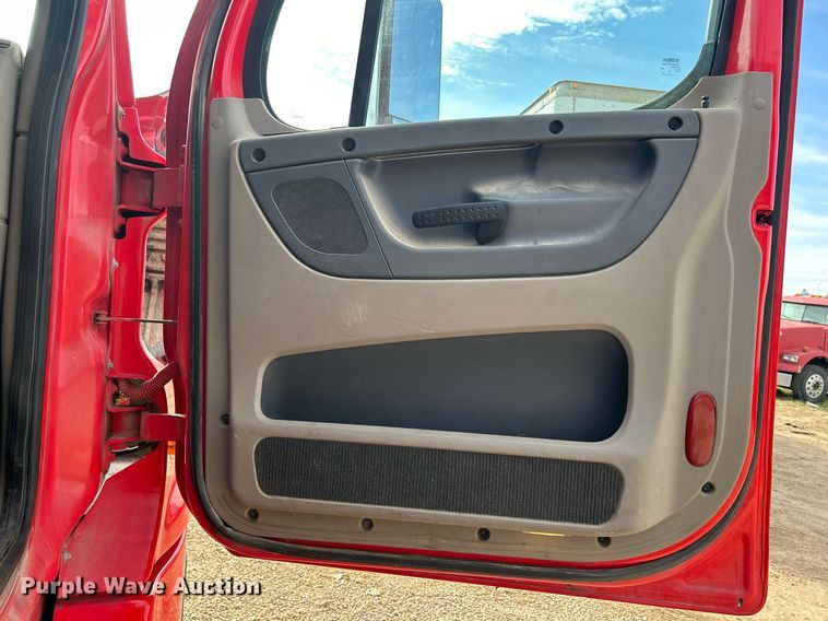 image for item DQ0998 2011 Freightliner Cascadia  semi truck