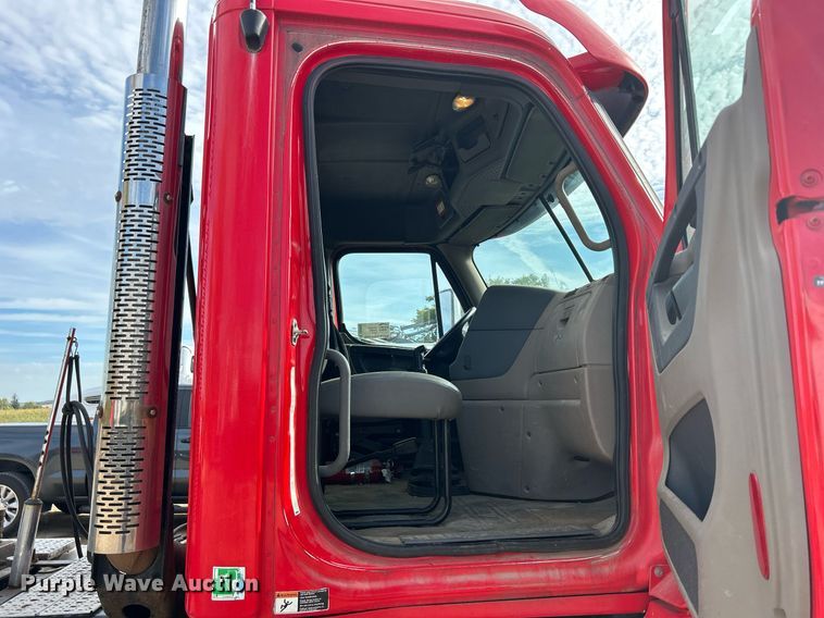 image for item DQ0998 2011 Freightliner Cascadia  semi truck