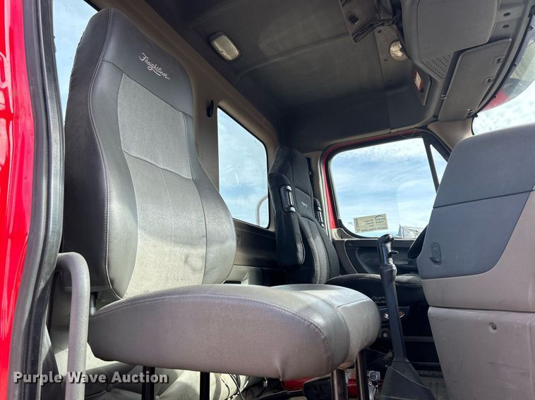 image for item DQ0998 2011 Freightliner Cascadia  semi truck