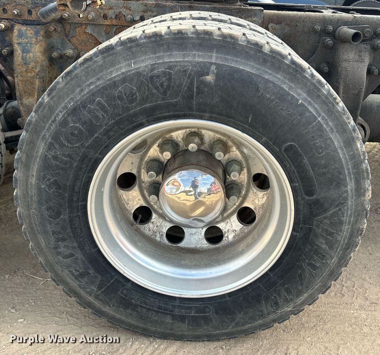 image for item DQ0998 2011 Freightliner Cascadia  semi truck