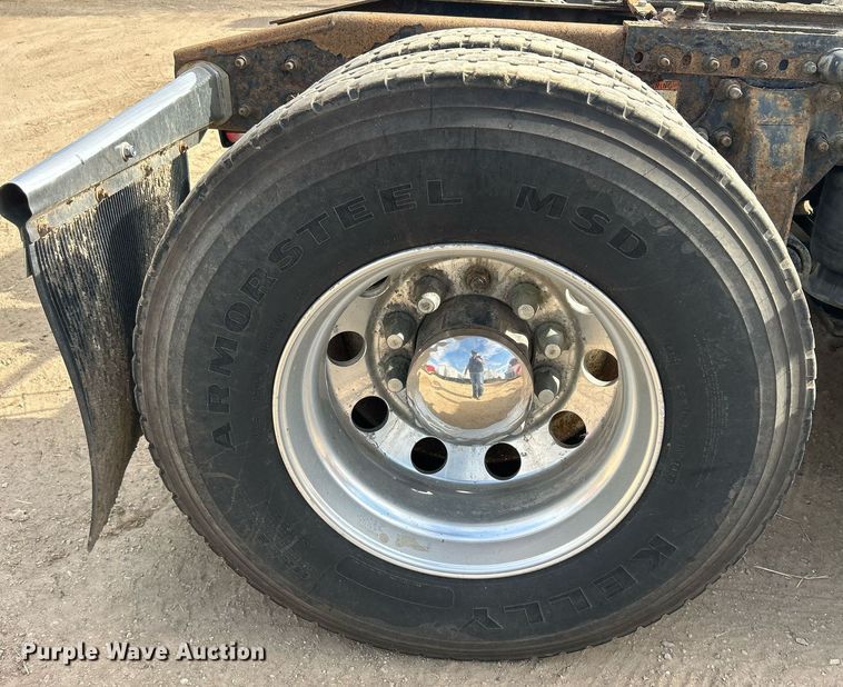 image for item DQ0998 2011 Freightliner Cascadia  semi truck