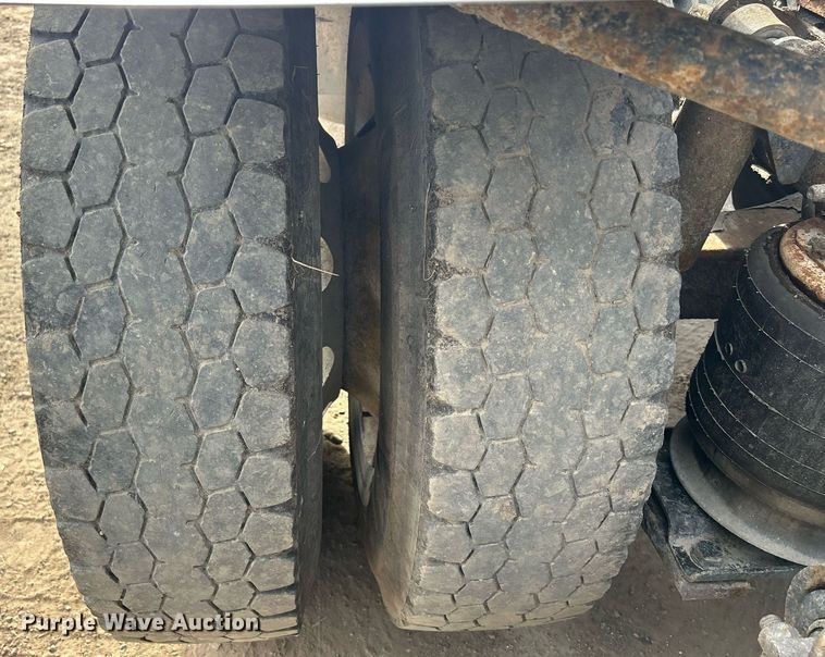 image for item DQ0998 2011 Freightliner Cascadia  semi truck