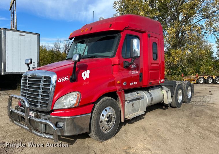 image for item DQ0999 2013 Freightliner Cascadia  semi truck