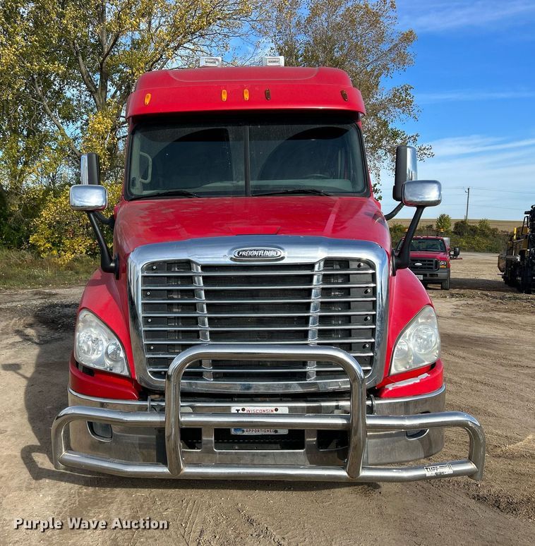 image for item DQ0999 2013 Freightliner Cascadia  semi truck
