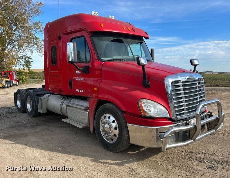 image for item DQ0999 2013 Freightliner Cascadia  semi truck